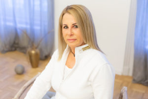 Kosmetikerin Christina Weber-Schoch Biolux LichttherapieArt Beaute medizinisch kosmetische Ästhetik Bern Kosmetik Hautbehandlung Fusspflege Permanent Make-up