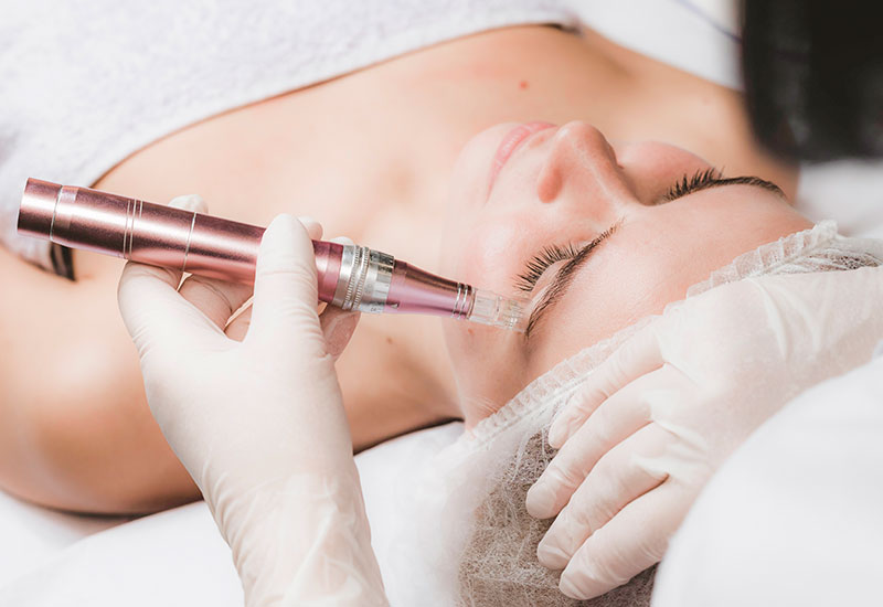 junge-frau-am-spa-mit-einer-hautbehandlung